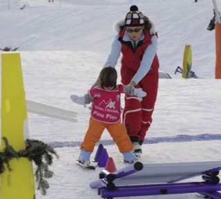  Niño de 3 años en deportes de invierno 